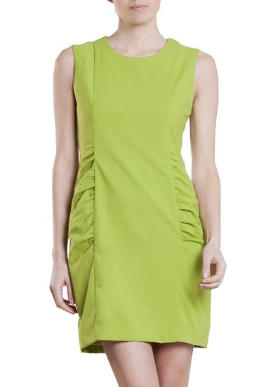 Vestido verde fruncidos modelo silueta